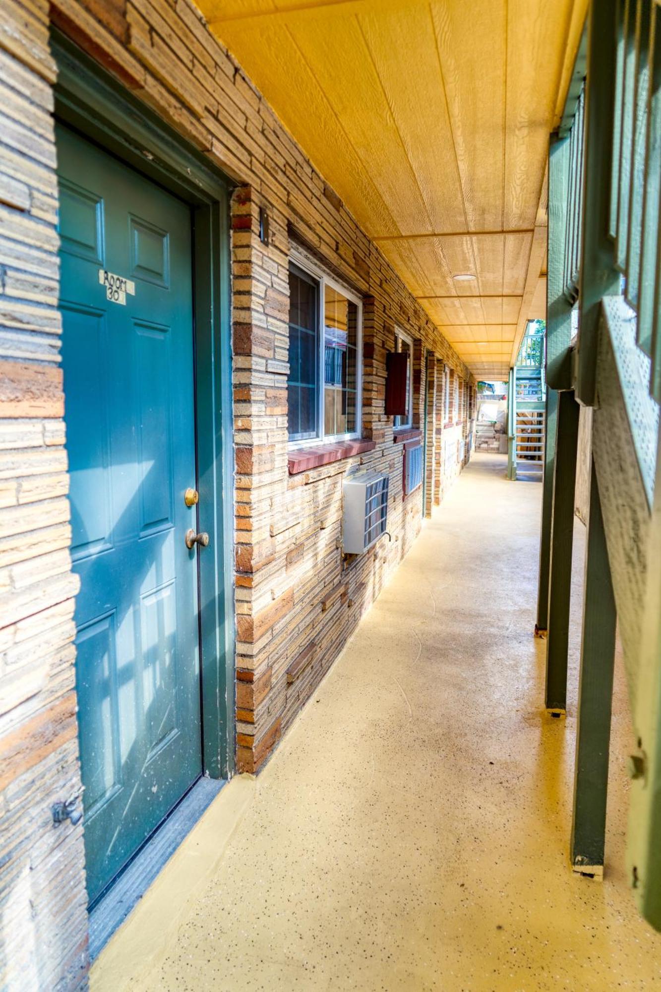 巴基特汽车旅馆 达尔斯 外观 照片